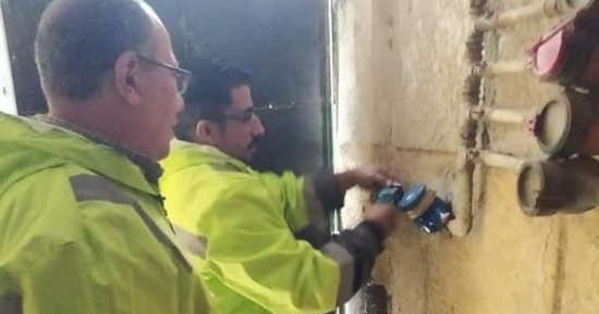 تغيير عدادات المياه المتوقفة فى الرمل شرق الإسكندرية