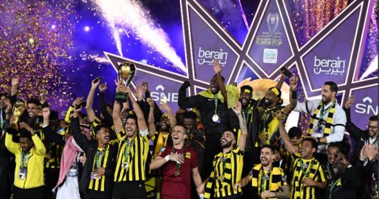 شاهد مراسم تتويج الاتحاد بلقب السوبر السعودي.. أحمد حجازي يرفع الكأس