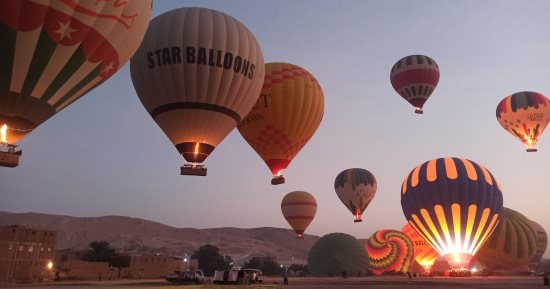 الأقصر تشهد استمتاع 520 سائحا من حول العالم على متن 26 رحلة بالون طائر.. صور
