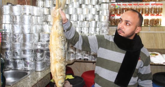 جولة داخل السوق السياحى بأسوان.. "السياحة الداخلية" تنعش أسواق الفسيخ.. صور
