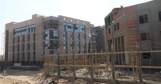 بدء العد التنازلى لافتتاح أول مجمع حكومى مميكن على مستوى المحافظات بالوادى الجديد بتكلفة مليار جنيه.. المشروع يعمل بالطاقة الشمسية ويضم أكبر مبنى مديريات و7 منشآت خدمية ومحطة مياه وصرف وفرع بنك وبوابة إلكترونية