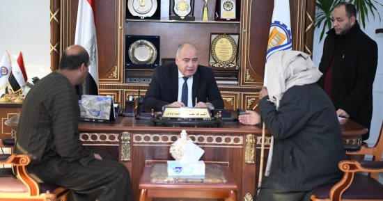 محافظ قنا يستقبل 96 مواطنا بمكتبه لبحث طلباتهم