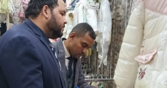 رجال حماية المستهلك بالأقصر يقودون حملات مكثفة على المحلات التجارية.. صور
