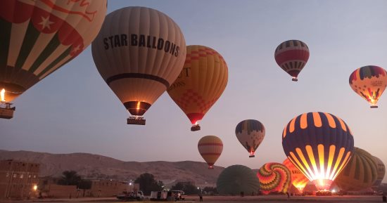 رحلات البالون الطائر تنتعش فى سماء البر الغربى بالأقصر.. صور