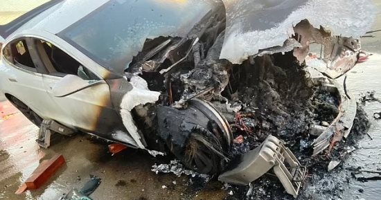 إطفاء سيارة تسلا بعد احتراق بطاريتها تلقائيًا بكمية مياه تستخدم لحريق مبنى