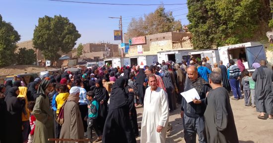 مدينة أرمنت والمريس تشهد بيع 10 أطنان سلع ومنتجات غذائية بأسعار مخفضة.. صور