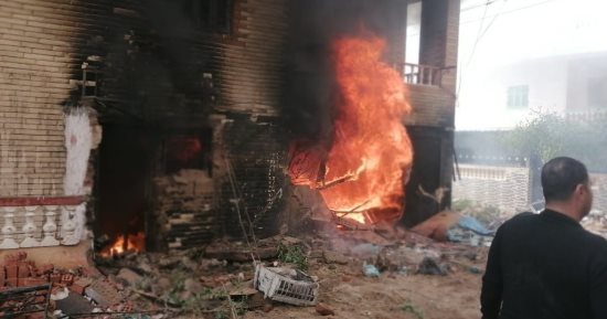 إصابة 3 باختناق بينهم ضابط وأمين شرطة أثناء السيطرة على حريق كافتريا بجمصة