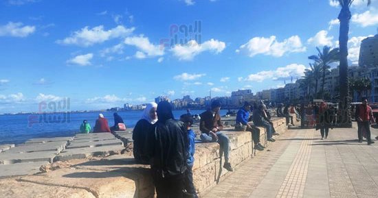 طقس شتوى متقلب فى المحافظات.. غيوم متقطعة وتوقعات بسقوط أمطار  فى دمياط.. توافد المواطنين على الكورنيش بالإسكندرية للاستمتاع بجو مشمس.. وطقس الغربية والأقصر معتدل وشمس ساطعة بمراكز ومدن المحافظتين.. صور