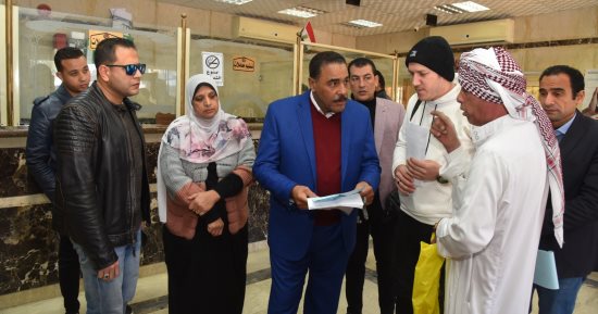 محافظ مطروح يستمع لشكاوى المواطنين ويطالب بسرعة حلها