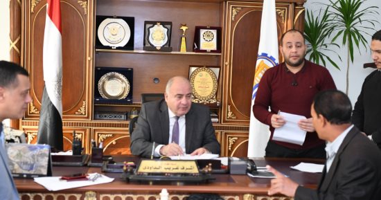 محافظ قنا يستقبل 135 طلبا من مواطنين خلال اللقاء اليومي بمكتبه