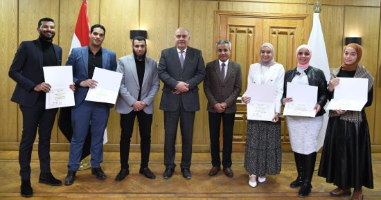 محافظ قنا يكرم 5 أطباء بوحدة سيدى عمر لمساهمتهم فى رفع كفاءة العلاج الطبيعى