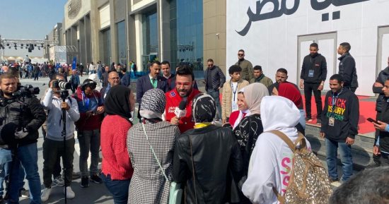 زحام حول أحمد يونس فى معرض الكتاب رغم إعلانه عدم إصدار  روايات جديدة