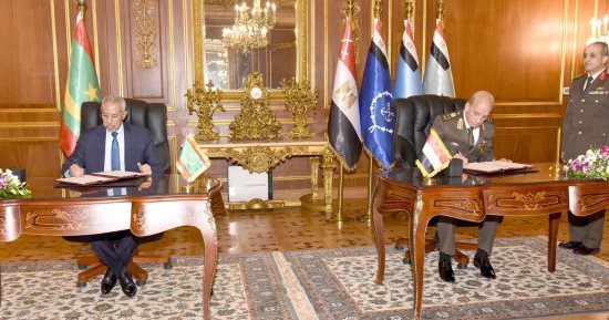 وزير الدفاع يلتقى وزير الدفاع الوطنى بالجمهورية الإسلامية الموريتانية