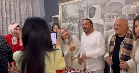 على الحجار وزوجته يحتفلان بعيد زواجهما الـ 20 بحضور صلاح عبد الله وأحمد عبد العزيز