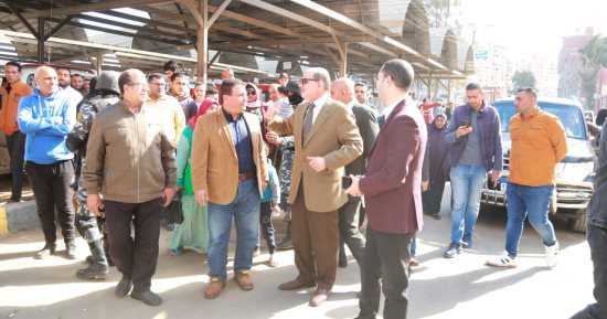 محافظ كفر الشيخ يتفقد المشروعات الخدمية ويوجه بإزالة الإشغالات.. صور