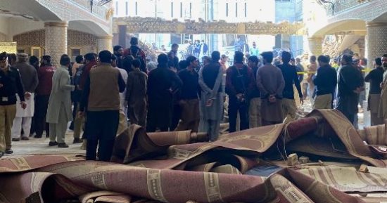 ارتفاع حصيلة قتلى تفجير مسجد بيشاور لـ101.. والشرطة تعلن عن حملة اعتقالات كبيرة