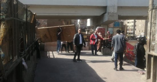 إخلاء كوبرى مشاة ناهيا من الباعة الجائلين وغلق 5 مقاه مخالفة فى حملة ببولاق