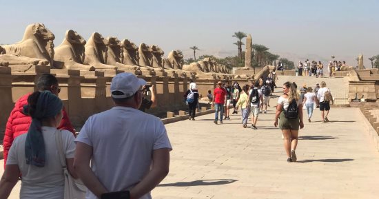 السياح يستمتعون بطقس شتوى دافئ فى الأقصر وزيارة المعابد والمقابر الفرعونية