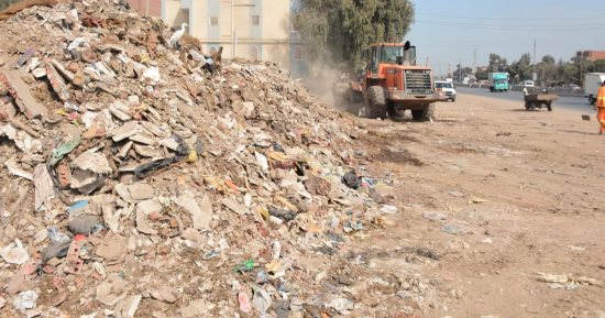 رفع 300 طن مخلفات مبانٍ على جانبى الطريق وتحسين مداخل مدينة بنها بالقليوبية