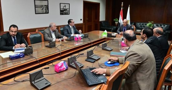 وزير الرى يبحث إجراءات تطبيق الرى الحديث بالأراضى الرملية ومزارع قصب السكر