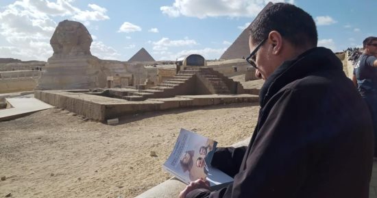 مؤلف كتاب "السيسى بونابرت مصر" يزور أهرامات الجيزة 