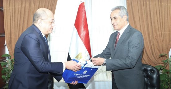 وزير القوى العاملة يلتقى سفير الفلبين ويؤكد: تنسيق وتعاون وتبادل خبرات