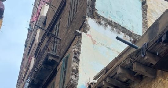 سقوط أجزاء من عقار قديم بحى الجمرك فى الإسكندرية