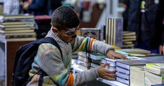 مدير معرض الكتاب: هناك تخفيضات كبيرة وعروض على الكتب والإقبال كبير
