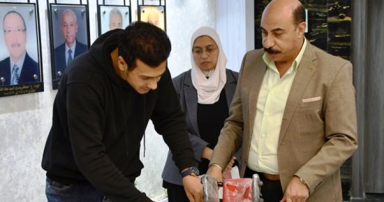 محافظ أسوان يسلم كراسى كهربائية لحالات إنسانية