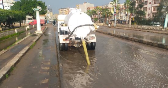محافظ كفر الشيخ يتابع رفع مياه الأمطار بالمدن والقرى واستمرار الطوارئ.. صور