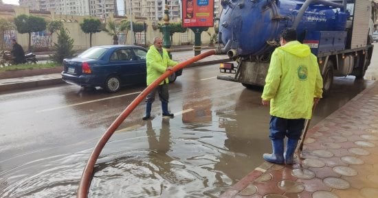 الدفع بـ 1300 طاقم فنى لمواجهة الطقس السيئ والأمطار بالبحيرة.. صور