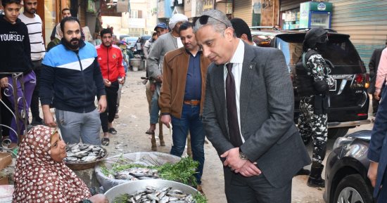 محافظ الفيوم يتفقد الأسواق بإطسا للاطمئنان على توافر السلع واستقرار الأسعار