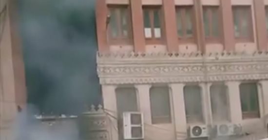 فريق من المعمل الجنائى يعاين موقع حريق مستشفى بمنطقة المطرية 