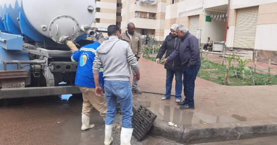 رفع تراكمات مياه الأمطار بالطريق الدولى وكوبرى التاريخ غرب الإسكندرية