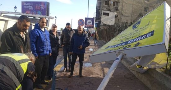 احذروا تداعيات "نوة الكرم" بالإسكندرية.. الأمطار الرعدية لمدة يومين تتسبب فى انهيار جزئى بعقارين دون إصابات.. وانقلاب سيارة نقل.. سقوط لوحات إعلانية على الكورنيش.. المحافظة تطلق 8 تحذيرات للمواطنين