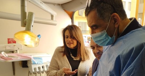 وزيرة الهجرة تتفقد قافلة طبية لأهالى الأسمرات بمشاركة خبير مصرى بالخارج 