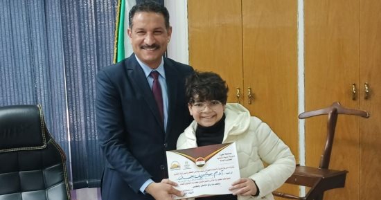 فى لفتة إنسانية.. مدير تعليم الجيزة يحقق أمنية طالب مصاب بالتوحد ويكرمه.. صور