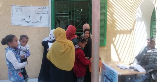 صحة الأقصر تفحص وتقدم العلاج لـ910 مواطنين بقافلة طبية فى إسنا.. صور