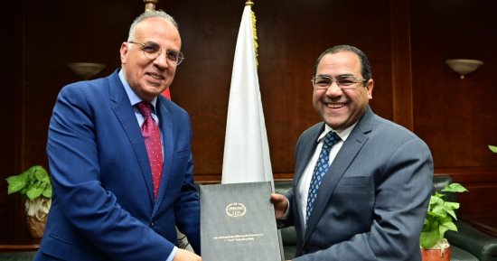 وزير الرى يتسلم من رئيس التنظيم والإدارة نتيجة مسابقة شغل وظائف مهندسين بالوزارة