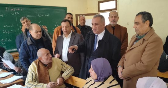 وكيل تعليم الدقهلية يتفقد أعمال التصحيح بغرف كنترول الشهادة الإعدادية