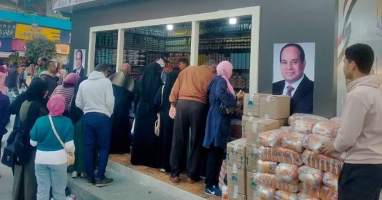إقبال كبير على منافذ السلع الغذائية بحلوان.. صور