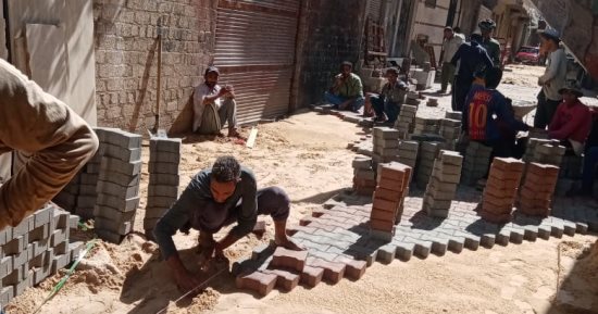 تركيب الانترلوك بشوارع منطقة الوليدية بحى شرق ضمن خطة التطوير والتجميل