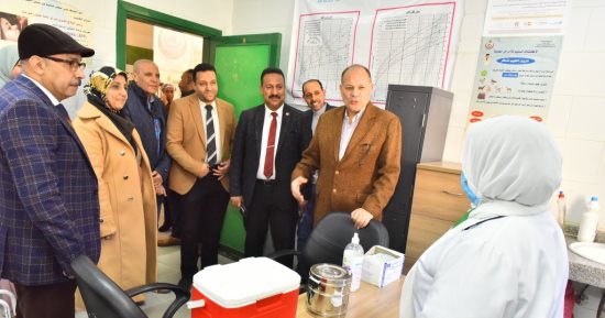 محافظ أسيوط يتفقد حملة "طرق الأبواب" لتطعيم المواطنين ضد كورونا.. صور