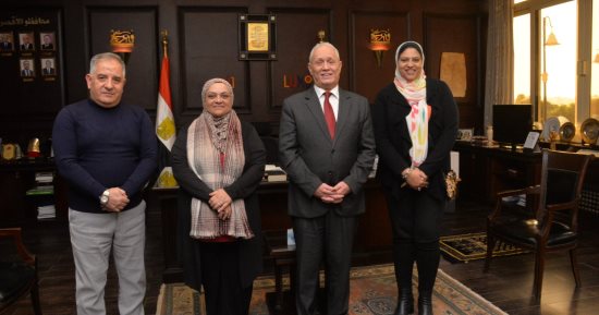 محافظ الأقصر يناقش دعم الصحة النفسية وعلاج الإدمان مع مسئولى الصحة.. صور