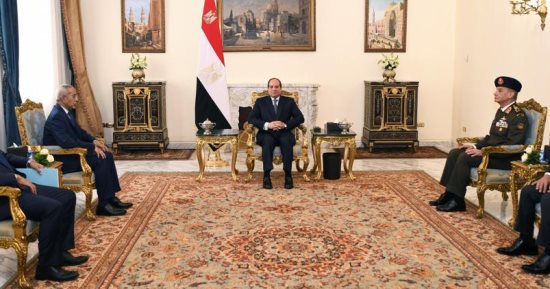 الرئيس السيسى يتسلم رسالة من نظيره الموريتاني.. تتضمن توطيد العلاقات التاريخية وتعزير التعاون العسكري ومكافحة الإرهاب.. الرئيس يؤكد لوزير دفاع موريتانيا حرص مصر على تعزيز التعاون العسكري والأمني 