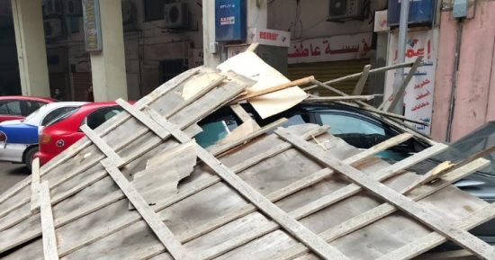 سقوط أجزاء خشبية على 3 سيارات بسبب الرياح فى حى العرب ببورسعيد.. صور