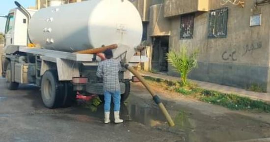 جهود مكثفة لرفع آثار مياه الأمطار فى مدن دمياط.. صور