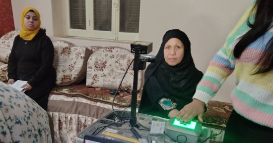 استخراج 77 بطاقة رقم قومى مجانا ضمن مشروع بطاقتك حقوقك بقرية كوم أبو حجر بأسيوط