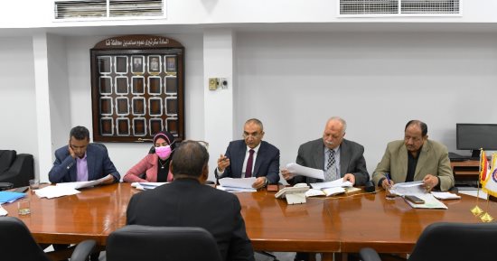 السكرتير المساعد بقنا يترأس لجنة اختيار المتقدمين لشغل منصب رئيس وحدة قروية