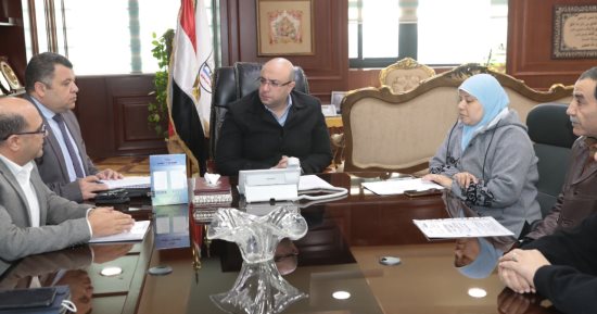 محافظ بنى سويف يناقش تنفيذ الحلول المتاحة لمشكلة الكهرباء بأرض الطيارين